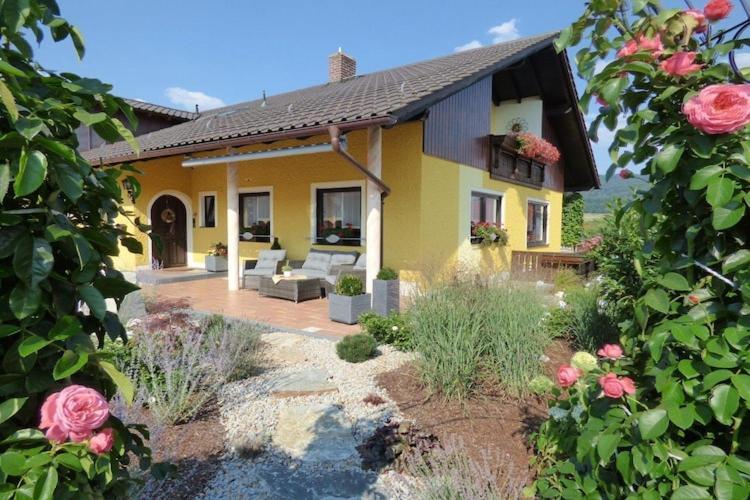 Scenic Apartment With Balcony Garden Deckchairs Barbecue Gleißenberg Екстериор снимка